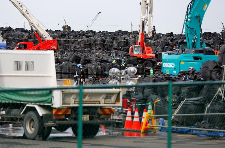 Những chiếc túi nilon đen đựng đất, lá, các mảnh vụn nhiễm phóng xạ từ một cuộc khử nhiễm tại một khu lưu trữ tạm thời ở thị trấn Futaba ngày 20/2/2020. Mời độc giả xem thêm video: Nhìn lại trận sóng thần ở Nhật hồi năm 2011 (Nguồn video: VTC News)