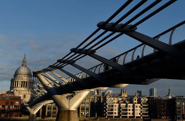 Cầu Thiên niên kỷ (Millennium) khánh thành năm 2000, bắc qua sông Thames. Vào ban ngày, cây cầu trông như một dải ruy băng bằng thép, nhưng khi trời tối, bất kỳ ai cũng có thể trông thấy nó giống như một lưỡi dao ánh sáng.