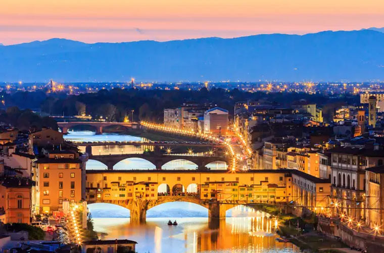 Cầu Ponte Vecchio ở Florence được xây dựng từ năm 1345.