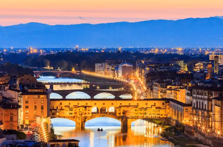 Cầu Ponte Vecchio ở Florence được xây dựng từ năm 1345.