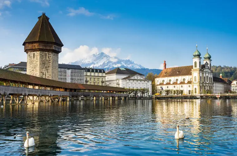 Cầu Kapellbrücke (Chapel), là một trong những điểm thu hút du khách nổi tiếng ở Thụy Sĩ. Nó cũng là cây cầu gỗ lâu đời nhất ở châu Âu.