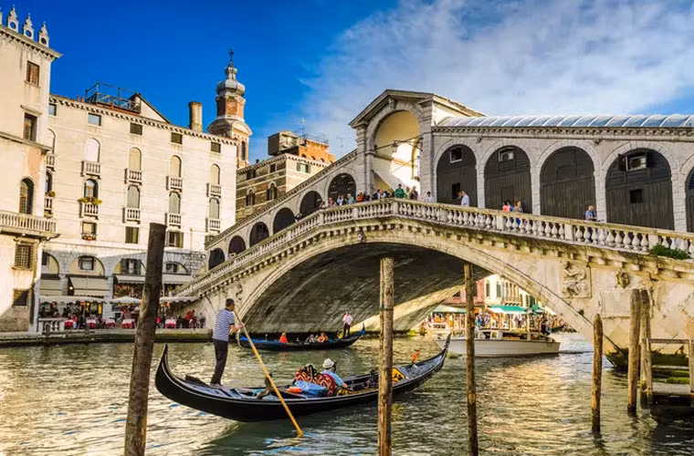 Nhỏ nhưng rất ghi dấu ấn, cầu Rialto sẽ giúp bạn vượt qua một trong nhiều kênh đào của Venice (Italy) mà không phải đi thuyền. Nó là cây cầu cổ nhất trong 4 cây cầu bắc qua kênh đào Grand.