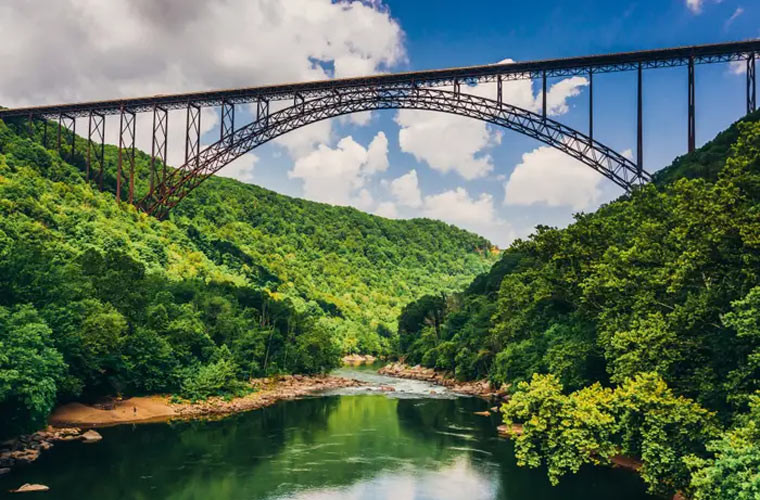Cầu New River Gorge ở Tây Virginia nép mình trong một khu vực có cảnh quan tuyệt đẹp. Nó đặc biệt xinh đẹp khi bao quanh là những tán lá mùa thu.