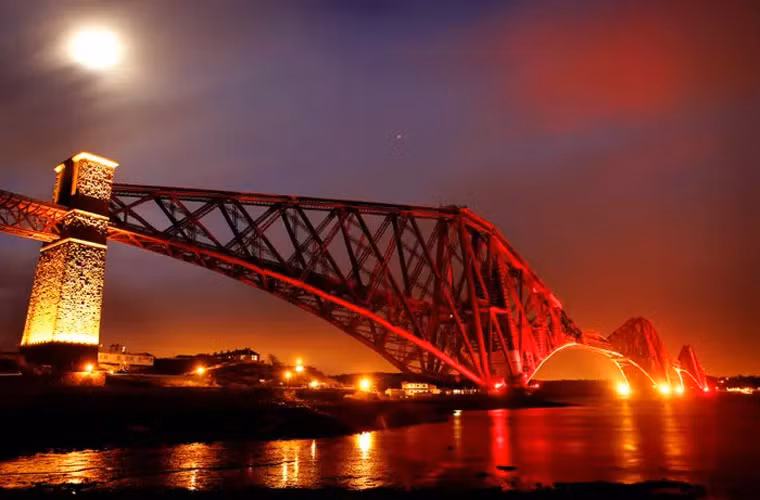 Cầu Forth, một cây cầu đường sắt bắc qua cửa sông Forth của Scotland, là một Di sản Thế giới của UNESCO.