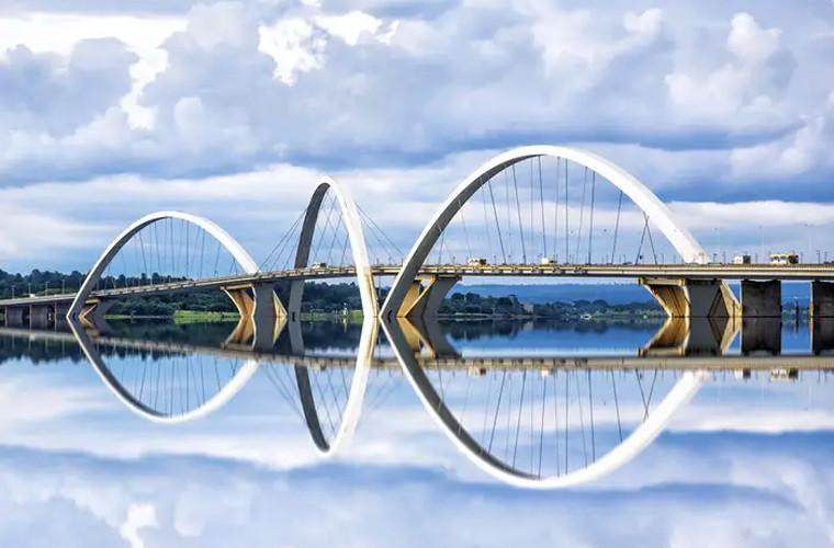 Cầu Juscelino Kubitschek là một trong những kiến trúc hiện đại tuyệt vời nhất ở Brazil. Cây cầu, hoàn thành vào năm 2002, dành cho xe cộ và người đi bộ qua Hồ Paranoá.