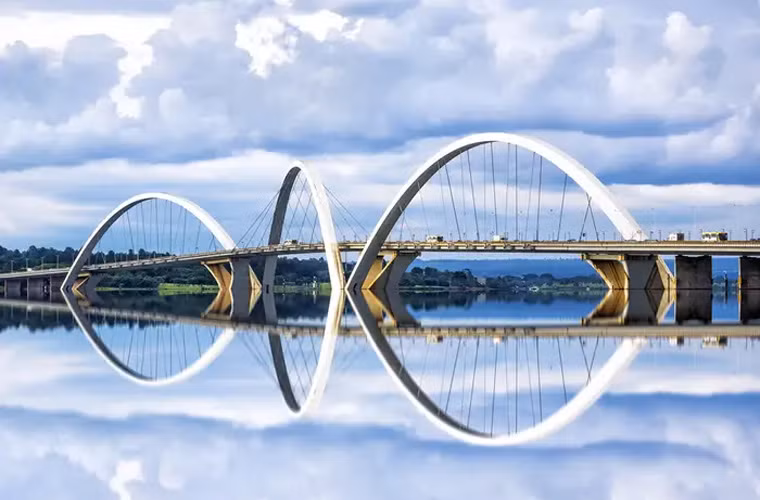 Cầu Juscelino Kubitschek là một trong những kiến trúc hiện đại tuyệt vời nhất ở Brazil. Cây cầu, hoàn thành vào năm 2002, dành cho xe cộ và người đi bộ qua Hồ Paranoá.