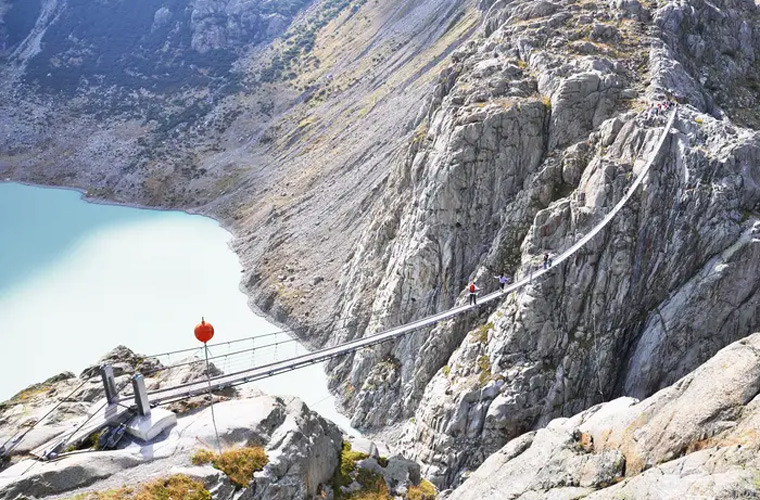 Cầu Trift có "view" rất đẹp từ dãy núi Alps, Thụy Sĩ, dài gần 168m.