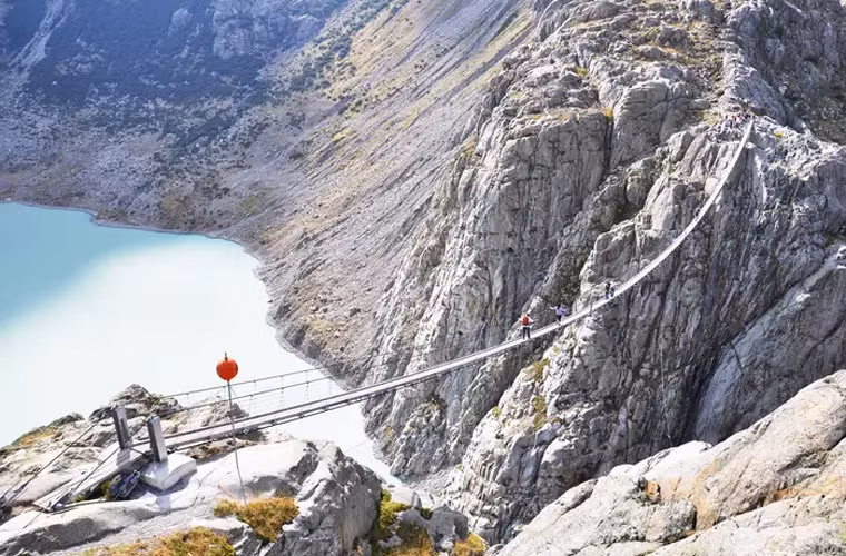 Cầu Trift có "view" rất đẹp từ dãy núi Alps, Thụy Sĩ, dài gần 168m.