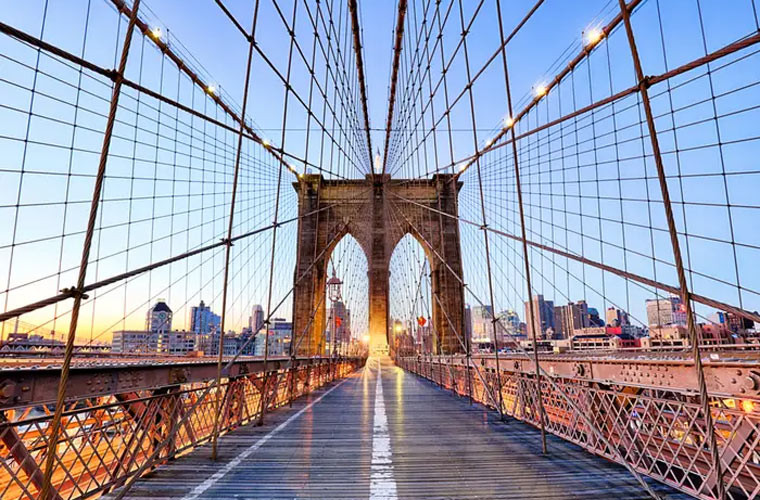 Được xây dựng từ năm 1883, cầu Brooklyn là một trong những cây cầu lâu đời nhất ở Mỹ. Hiện tại cây cầu xinh đẹp này là một trong những địa danh mang tính biểu tượng của thành phố New York.