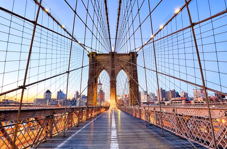 Được xây dựng từ năm 1883, cầu Brooklyn là một trong những cây cầu lâu đời nhất ở Mỹ. Hiện tại cây cầu xinh đẹp này là một trong những địa danh mang tính biểu tượng của thành phố New York.