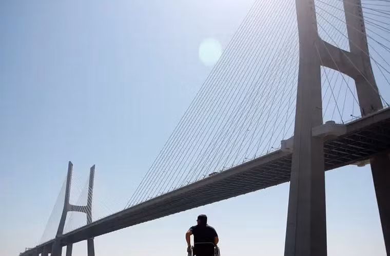 Cầu Vasco da Gama ở Bồ Đào Nha, được đặt tên theo nhà thám hiểm, khánh thành vào năm 1998. Cầu cao 175m, mất 18 tháng để xây dựng.