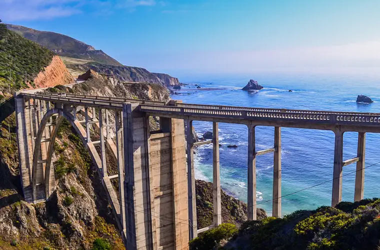 Cầu Bixby Creek ở Monterey, California (Mỹ), là một cây cầu phải tới và chiêm ngưỡng khi đi qua đường Route 1. Cầu được khánh thành vào năm 1932, là một trong những địa điểm được chụp nhiều ảnh nhất ở California.