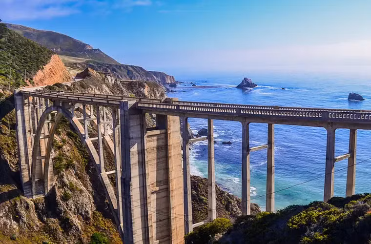 Cầu Bixby Creek ở Monterey, California (Mỹ), là một cây cầu phải tới và chiêm ngưỡng khi đi qua đường Route 1. Cầu được khánh thành vào năm 1932, là một trong những địa điểm được chụp nhiều ảnh nhất ở California.