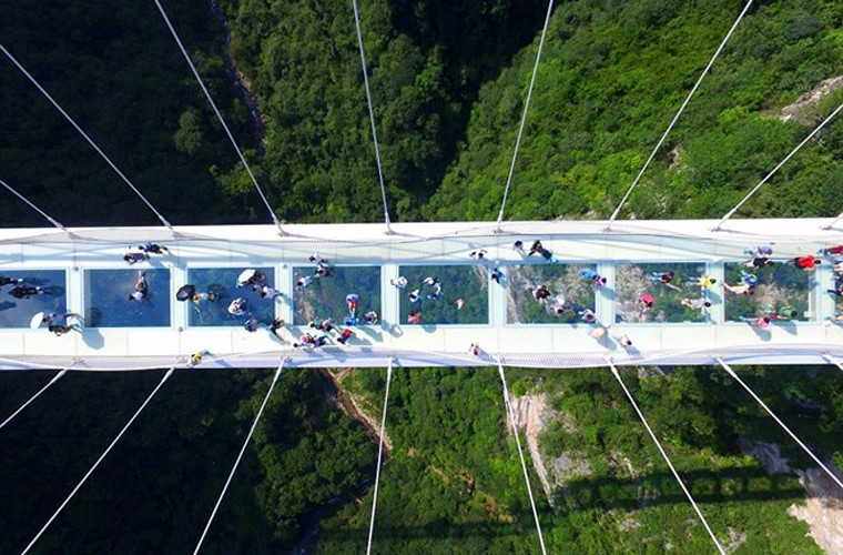 Cây cầu kính bắc qua hai đỉnh núi ở công viên quốc gia Trương Gia Giới (Hồ Nam, Trung Quốc) có chiều dài 430 m và nằm ở độ cao 300 m so với mặt đất, thân cầu rộng 6 m và có một số đài quan sát bằng kính ở các đầu cầu. Mỗi tấm kính lát cầu dày khoảng 5 cm.