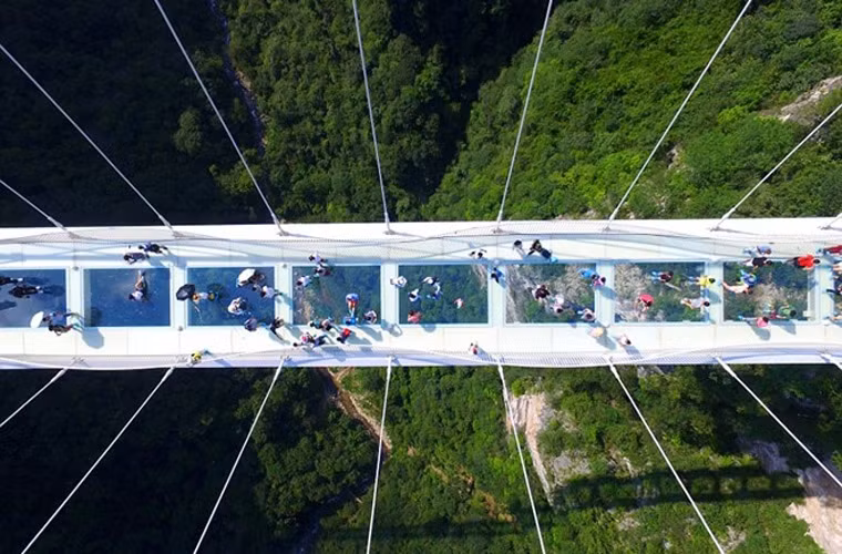 Cây cầu kính bắc qua hai đỉnh núi ở công viên quốc gia Trương Gia Giới (Hồ Nam, Trung Quốc) có chiều dài 430 m và nằm ở độ cao 300 m so với mặt đất, thân cầu rộng 6 m và có một số đài quan sát bằng kính ở các đầu cầu. Mỗi tấm kính lát cầu dày khoảng 5 cm.