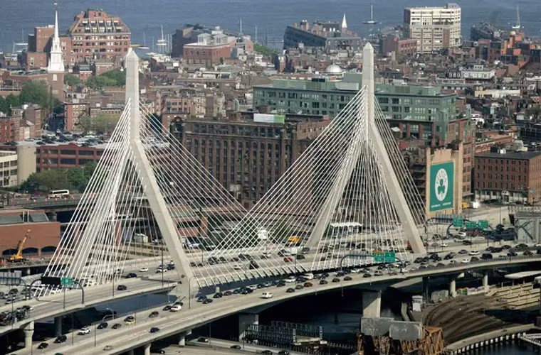 Cầu Zakim Bunker Hill là một cây cầu dây văng ở Massachusetts, Mỹ. Đây là cây cầu dây văng rộng nhất thế giới gồm 10 làn xe của xa lộ liên bang 93 bắc qua sông Charles, Boston, Massachusetts.