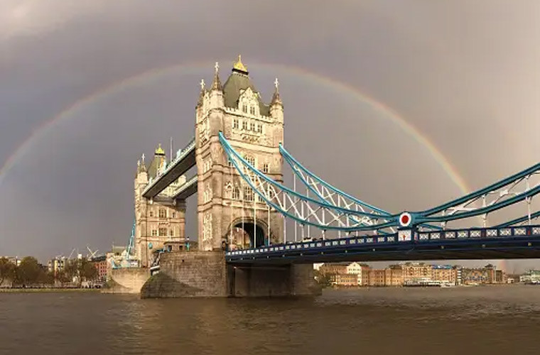 Cầu Tháp London (Anh) nổi tiếng thế giới trông giống như một tòa lâu đài nổi trên sông Thames.