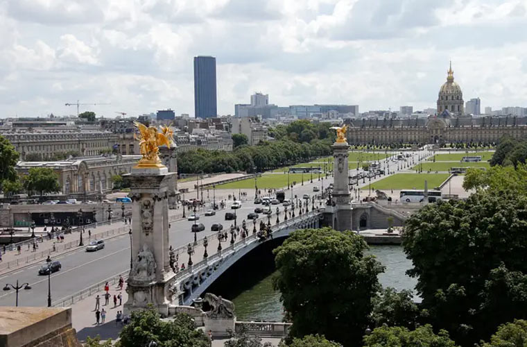 Cầu Pont Alexandre III ở Paris là một trong những cây cầu đẹp nhất thế giới. Nó được xây dựng từ năm 1896 đến năm 1900.