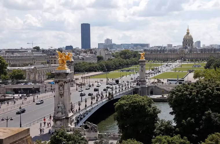 Cầu Pont Alexandre III ở Paris là một trong những cây cầu đẹp nhất thế giới. Nó được xây dựng từ năm 1896 đến năm 1900.