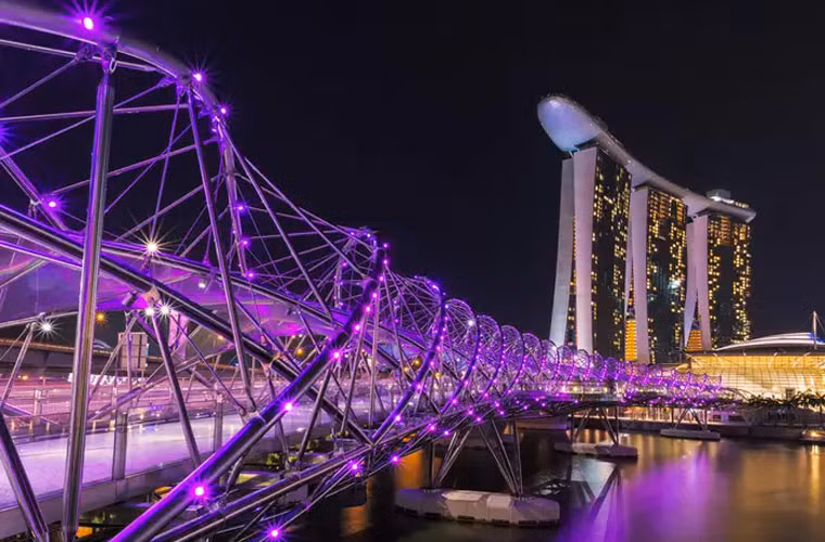 Cầu Helix uốn lượn ở Singapore được thắp sáng vào đêm. Cây cầu nối trung tâm Marina với Bến du thuyền phía Nam trong khu vực vịnh Marina của thành phố.