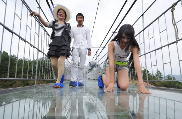 Cận cảnh cầu kính ở Trung Quốc.