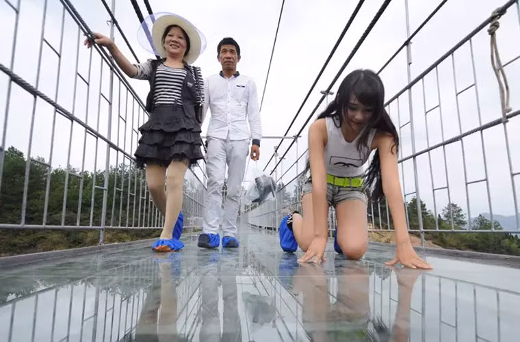 Cận cảnh cầu kính ở Trung Quốc.