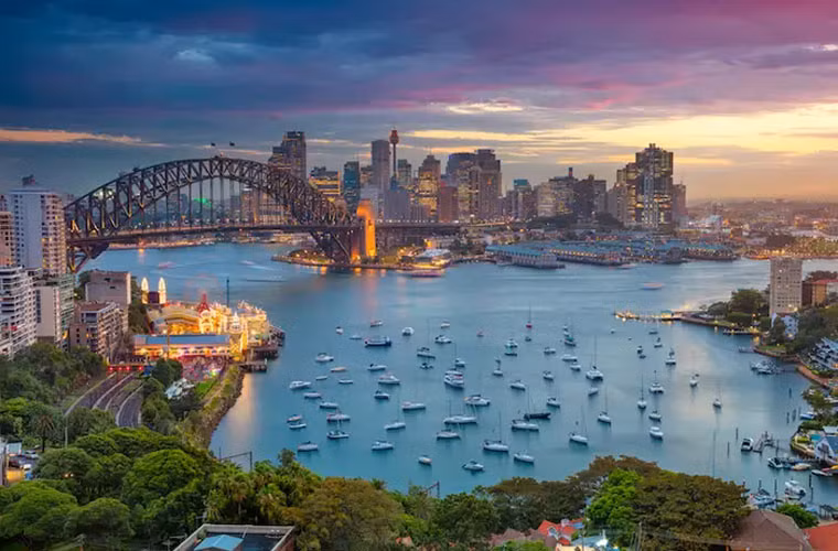 Mọi du khách ở khắp thế giới khi tới Australia nhất định phải leo lên cầu Cảng Sydney.