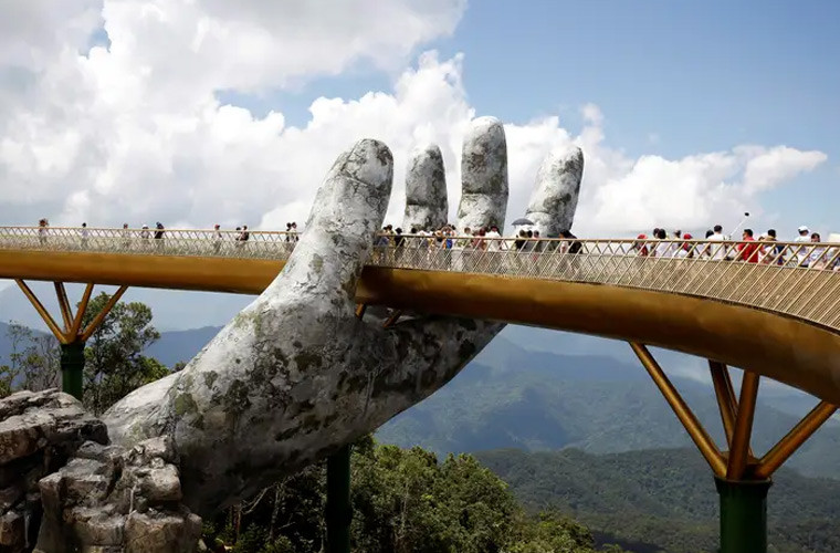  Cầu Vàng ở Đà Nẵng, Việt Nam nhìn như được nâng lên bởi hai bàn tay khổng lồ. Cây cầu nằm ở độ cao 1.400m so với mực nước biển.