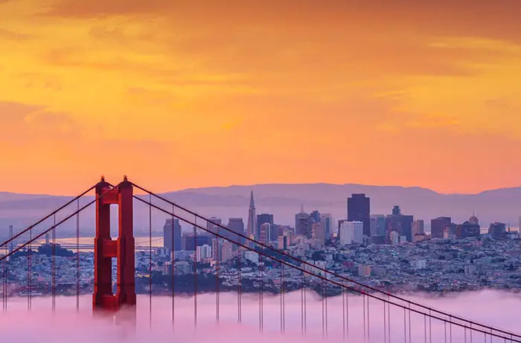 Cầu Cổng Vàng, biểu tượng của San Francisco (Mỹ) từ hàng thế kỷ. Màu đỏ của cây cầu ban đầu chỉ định để dùng để sơn lót, nhưng kiến trúc sư lại thấy màu đỏ dễ nhìn hơn là màu xanh và vàng, nên quyết định đó là màu sơn chính của cầu.