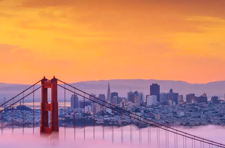 Cầu Cổng Vàng, biểu tượng của San Francisco (Mỹ) từ hàng thế kỷ. Màu đỏ của cây cầu ban đầu chỉ định để dùng để sơn lót, nhưng kiến trúc sư lại thấy màu đỏ dễ nhìn hơn là màu xanh và vàng, nên quyết định đó là màu sơn chính của cầu.