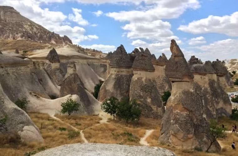 "Ống khói cổ tích" ở Thổ Nhĩ Kỳ. "Ống khói cổ tích" ở Cappadocia, miền trung Thổ Nhĩ Kỳ, là một điều kỳ diệu của địa chất. Các cột đá bazan cứng được hình thành do những tảng đá mềm hơn bao xung quanh bị xói mòn qua hàng ngàn năm, tạo ra những tòa tháp như ở một thế giới khác.