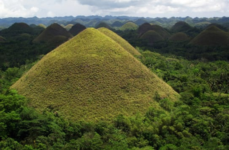 Đồi Chocolate ở Philippines. Thực tế, Chocolate Hills gồm những ngọn đồi đặc biệt, phủ cỏ xanh quanh năm, nhưng đến mùa khô, lớp cỏ xanh khô lại, biến thành màu nâu tựa như chocolate và đặc điểm đó đã hình thành nên tên gọi của 1268 ngọn đồi nơi đây.