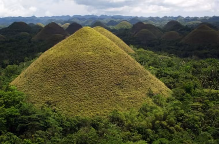 Đồi Chocolate ở Philippines. Thực tế, Chocolate Hills gồm những ngọn đồi đặc biệt, phủ cỏ xanh quanh năm, nhưng đến mùa khô, lớp cỏ xanh khô lại, biến thành màu nâu tựa như chocolate và đặc điểm đó đã hình thành nên tên gọi của 1268 ngọn đồi nơi đây.