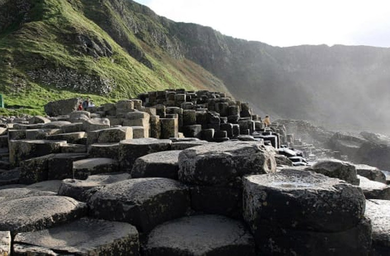 Vịnh người khổng lồ (Giant’s Causeway) ở Bắc Ireland. Chuyện kể rằng nó được tạo ra bởi người khổng lồ Finn McCool để đối đầu với đối thủ người Scotland, Benandonner và bị Benandonner phá hủy.