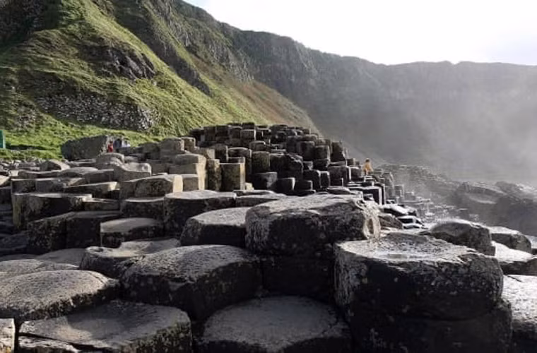 Vịnh người khổng lồ (Giant’s Causeway) ở Bắc Ireland. Chuyện kể rằng nó được tạo ra bởi người khổng lồ Finn McCool để đối đầu với đối thủ người Scotland, Benandonner và bị Benandonner phá hủy.