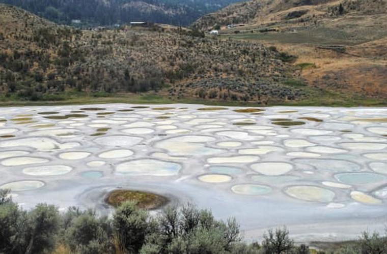 Hồ Đốm, Canada. Những đốm lớn màu xanh nước biển, vàng, xanh lá cây xuất hiện trên mặt hồ là kết quả của sự lắng động magiê sulfat, natri sulfat và canxi.