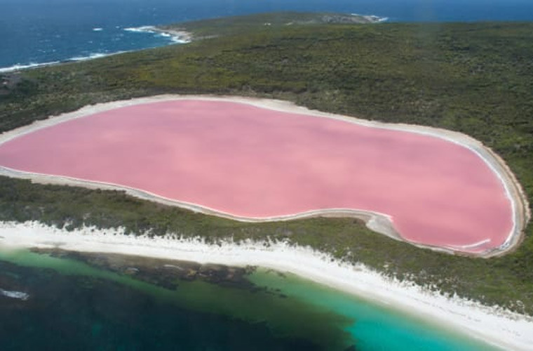Hồ Hillier, Australia. Hồ Hillier là một hồ nước mặn trên đảo Middle, ngoài khơi bờ biển phía nam của Tây Úc. Đây là một trong những hồ nước đặc biệt nhất trên thế giới bởi màu hồng tự nhiên của nó. Màu hồng của nước trong hồ là tự nhiên, không thay đổi, vẫn giữ nguyên màu khi nước được đưa ra khỏi hồ.