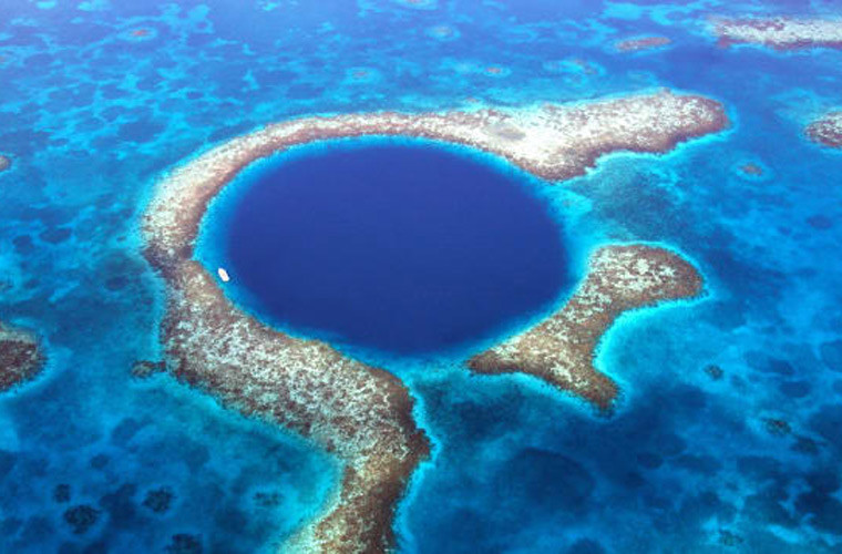 Hố xanh khổng lồ ở Belize. Với chiều rộng 300m, chiều sâu 125m, hố xanh khổng lồ này là hố sâu lớn nhất thế giới. Là một phần của hệ thống rạn san hô Belize, hố xanh khổng lồ được hình thành khi mực nước biển dâng lên từ hàng ngàn năm trước, làm ngập các hang động sâu.