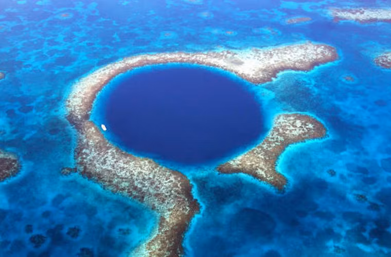 Hố xanh khổng lồ ở Belize. Với chiều rộng 300m, chiều sâu 125m, hố xanh khổng lồ này là hố sâu lớn nhất thế giới. Là một phần của hệ thống rạn san hô Belize, hố xanh khổng lồ được hình thành khi mực nước biển dâng lên từ hàng ngàn năm trước, làm ngập các hang động sâu.