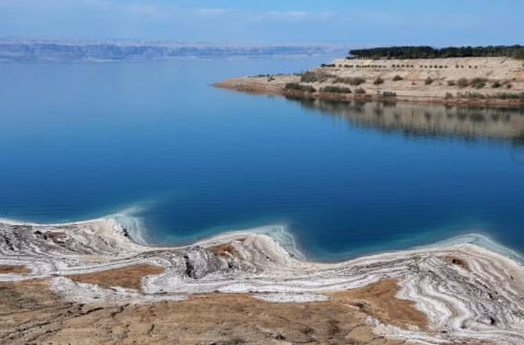 Biển chết, Israel/Jordan. Biển Chết có độ mặn gấp 9 lần so với biển thông thường. Các mỏ muối ở dưới đáy biển giúp cho những người bơi trên Biển Chết không bao giờ chìm.