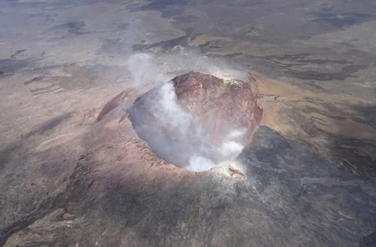 Núi lửa Kilauea, Hawaii. Kilauea là ngọn núi lửa hoạt động mạnh nhất trên đảo Hawaii. Nó đang trong tình trạng gần như phun trào liên tục, dung nham nóng chảy chảy xuống đường, phá hủy nhà cửa và các khu nghỉ mát. Núi lửa này được cho là có niên đại 210.000 đến 280.000 năm, nổi lên trên mực nước biển, trên bờ phía đông nam của Hawaii khoảng 100.000 năm trước.