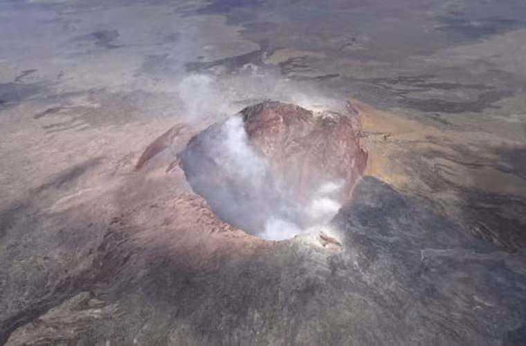 Núi lửa Kilauea, Hawaii. Kilauea là ngọn núi lửa hoạt động mạnh nhất trên đảo Hawaii. Nó đang trong tình trạng gần như phun trào liên tục, dung nham nóng chảy chảy xuống đường, phá hủy nhà cửa và các khu nghỉ mát. Núi lửa này được cho là có niên đại 210.000 đến 280.000 năm, nổi lên trên mực nước biển, trên bờ phía đông nam của Hawaii khoảng 100.000 năm trước.