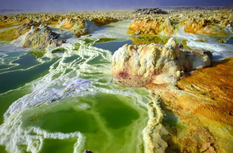 Suối địa nhiệt Dallol, Ethiopia. Với nhiệt độ trung bình lên tới gần 35 độ C, Dallol là một trong những nơi khắc nghiệt nhất trên trái đất. Tuy nhiên Dallol lại nổi tiếng với những cánh đồng thủy nhiệt đầy màu sắc, những hồ nước màu xanh lá cây và những tảng đá màu vàng, đỏ như những bức tranh siêu thực.