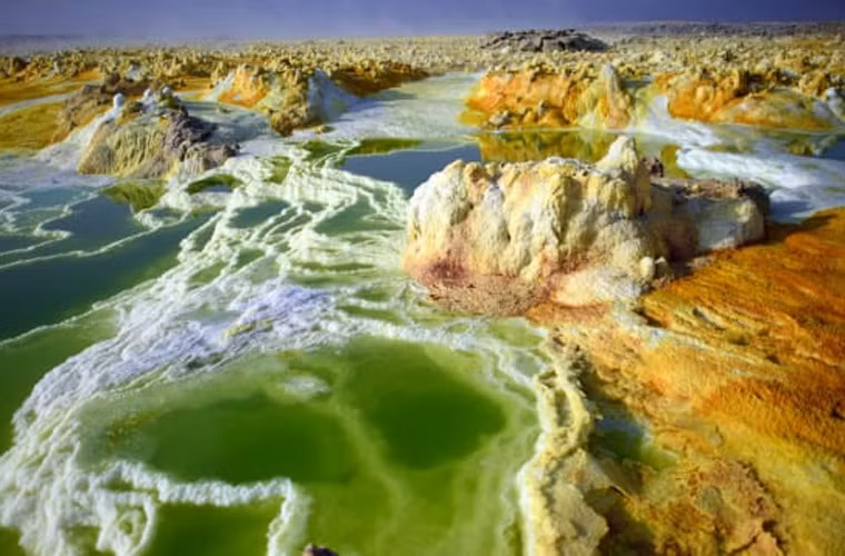 Suối địa nhiệt Dallol, Ethiopia. Với nhiệt độ trung bình lên tới gần 35 độ C, Dallol là một trong những nơi khắc nghiệt nhất trên trái đất. Tuy nhiên Dallol lại nổi tiếng với những cánh đồng thủy nhiệt đầy màu sắc, những hồ nước màu xanh lá cây và những tảng đá màu vàng, đỏ như những bức tranh siêu thực.