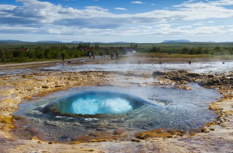 Cánh đồng địa nhiệt Haukadalur, Iceland, đã xuất hiện từ năm 1294 và được hình thành bởi một trận động đất.