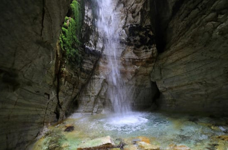 Hang động Trollkirka, Na Uy. Hang động này là tuyệt tác bằng đá cẩm thạch và đá vôi. Điểm thu hút nhất trong các dãy hang động Trollkirka là động chính dài 70m, nơi có một thác nước.