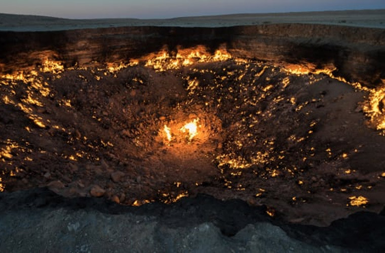 Hố gas Darvaza, Turkmenistan. Được người dân địa phương gọi là Cửa địa ngục, hố gas Darvaza là một hiện tượng tự nhiên do con người tạo ra chưa đầy nửa thế kỷ trước. Trong khi tìm kiếm dầu, các kỹ sư Xô Viết đã phát hiện một túi khí gas tự nhiên bị sụp, nuốt hết các thiết bị của họ. Lo sợ sự giải phóng khí mê-tan có thể tiêu diệt động vật hoang dã ở sa mạc Karakum, các nhà khoa học đã đốt cháy miệng hố với hi vọng nó sẽ sớm cháy hết.