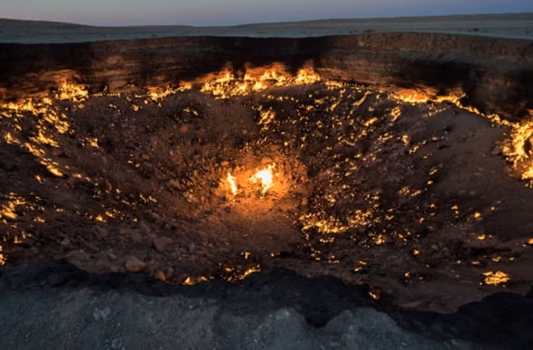 Hố gas Darvaza, Turkmenistan. Được người dân địa phương gọi là Cửa địa ngục, hố gas Darvaza là một hiện tượng tự nhiên do con người tạo ra chưa đầy nửa thế kỷ trước. Trong khi tìm kiếm dầu, các kỹ sư Xô Viết đã phát hiện một túi khí gas tự nhiên bị sụp, nuốt hết các thiết bị của họ. Lo sợ sự giải phóng khí mê-tan có thể tiêu diệt động vật hoang dã ở sa mạc Karakum, các nhà khoa học đã đốt cháy miệng hố với hi vọng nó sẽ sớm cháy hết.