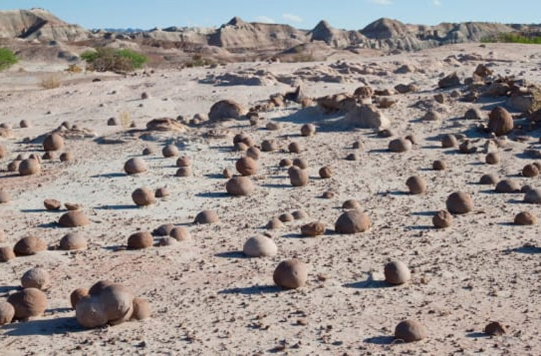 Thung lũng mặt trăng, Argentina. Được đặt tên là Thung lũng mặt trăng, công viên Ischigualasto là một trong những bảo tàng cổ sinh vật lớn nhất của Argentina cũng như thế giới. Phong cảnh ấn tượng và vẻ đẹp hoang sơ của nơi này hoàn toàn ấn tượng và độc nhất so với các khu vực tự nhiên khác ở Argentina, được ví như cảnh quan trên mặt trăng.