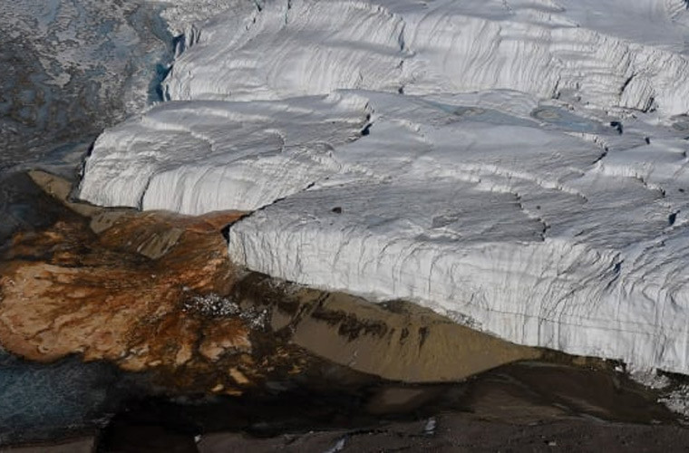 Thác Máu, Nam Cực. Chảy ra từ Sông băng Taylor của Nam Cực, màu sắc của Thác Máu bắt nguồn từ thời xa xưa. Các nhà khoa học đã phát hiện ra toàn bộ Thác Máu là một hệ sinh thái của vi khuẩn cổ bị mắc kẹt qua hàng thiên niên kỉ dưới lòng đất, mà không có các chất dinh dưỡng nuôi dưỡng chúng đến từ thế giới bên ngoài